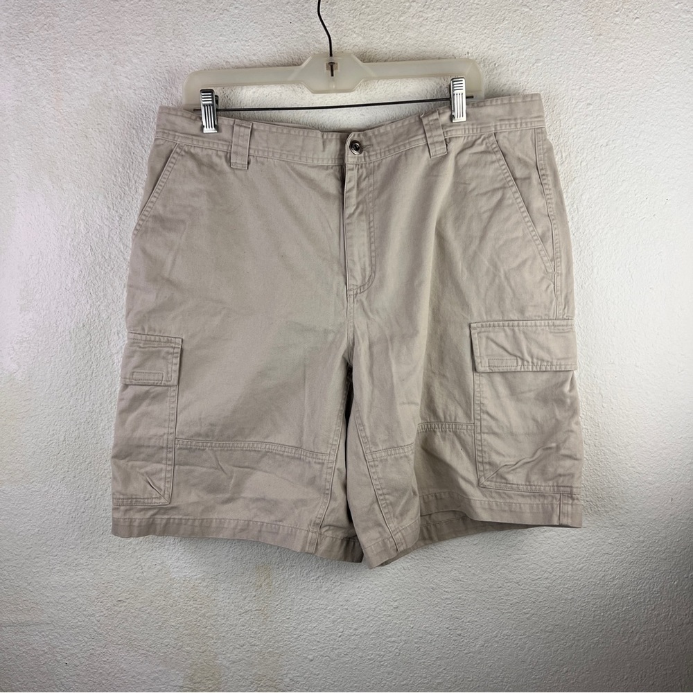 COLUMBIA MENS KHAKI CARGO SHORTS. Size Large. 6Pockets. Belt loops-Button waist